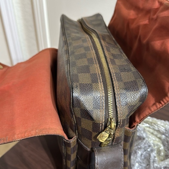 LV Messenger Bag in good condition just needs cleaning - Picture 4 of 12